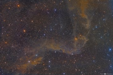 IC 4633 Galaxy and Dust in Apus